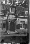 832288 Gezicht op de poort van de regentenkamer van de Beyerskameren (Lange Nieuwstraat 108-132) te Utrecht.